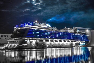 Genting Dream z efektownym napisem świetlnym